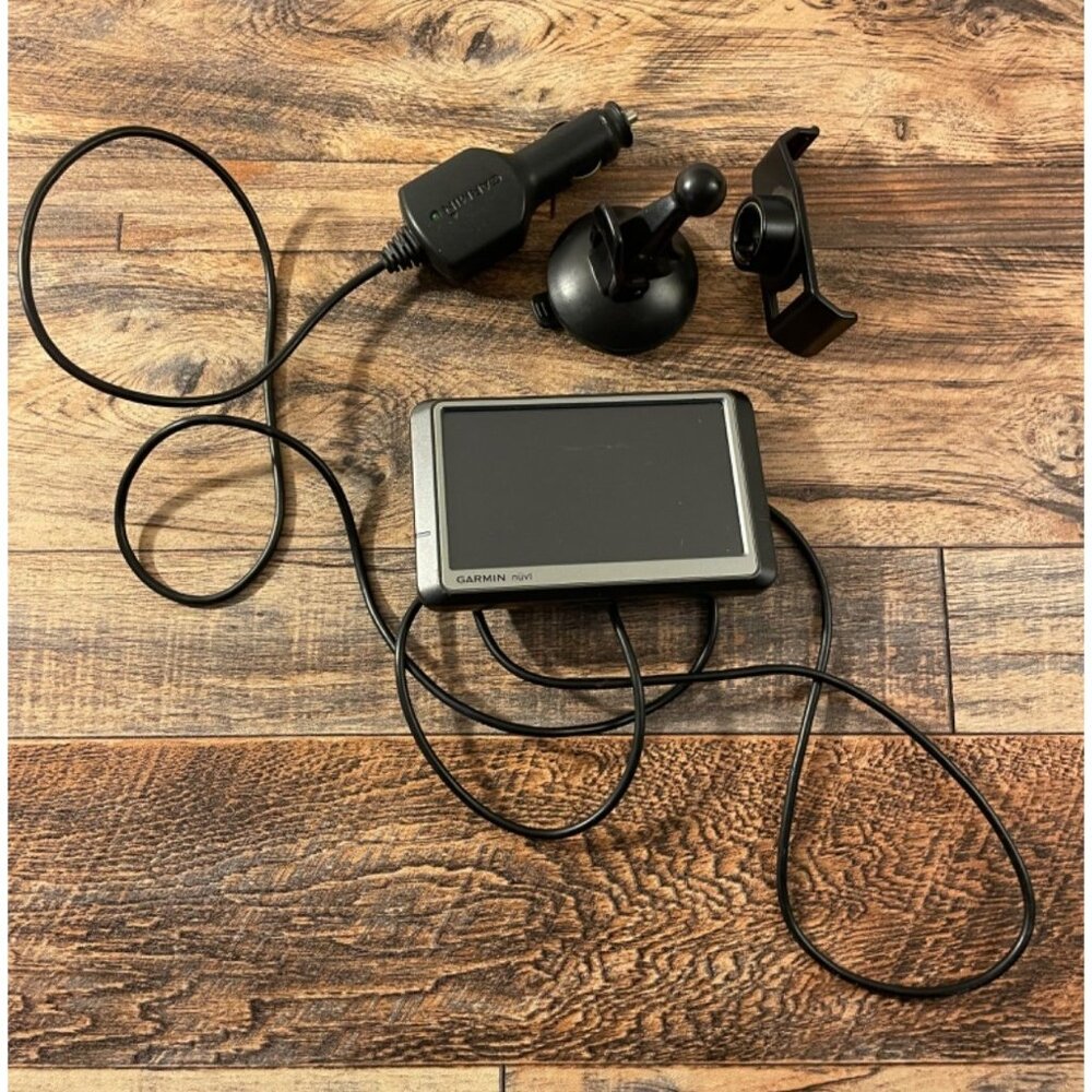 Garmin Nuvi 250w navigation System With Accessories Car Mount & Charger Works
